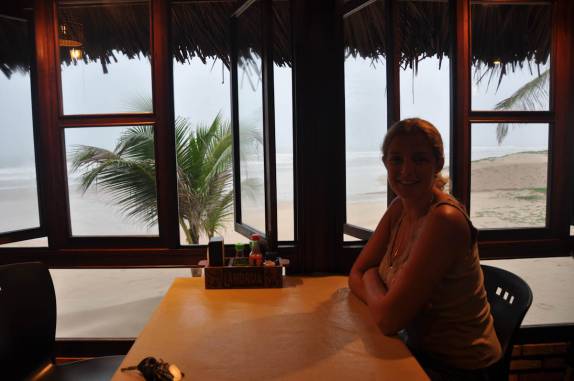 Almoçando em barraca coberta e confortável na praia em São Luís - MA